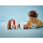 LEGO® DUPLO® McQueen látogatása Doki garázsában