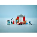 LEGO® DUPLO® McQueen látogatása Doki garázsában