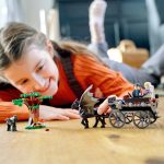 LEGO® Harry Potter™ Roxfort™ hintó és thesztrálok